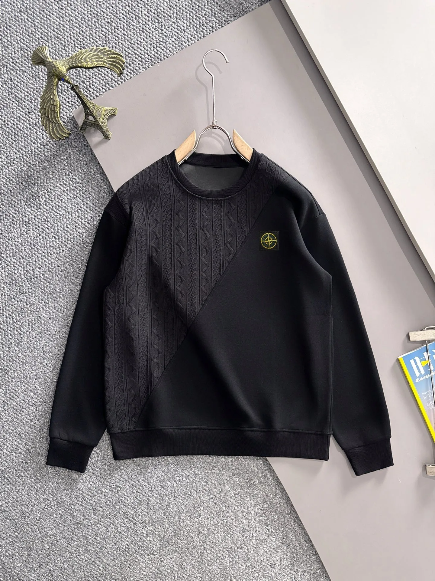 P360 Stone Island's exclusive first release of 25ss autumn and winter new round neck long-sleeved sweatshirts for men and women. Many celebrities share the same style. Craftsmanship that cannot be copied by ordinary small workshops. We are not afraid of any challenges in terms of materials, detail restoration and craftsmanship, just to provide you with wonderful products. Compare the top original versions at will. No expense is spared just to do better. Unique imported fabric feel. Purely imported German machine production. Precision operation. Thousands of needles density. Full set of new accessories with three standards for simultaneous customization. The upper body is versatile and fashionable. A perfect choice for autumn and winter. A must-have item. Size chart: m-4XL (Please state your height and weight when placing an order.